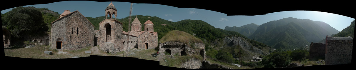 Dadivank (IV-XVII s), Karabahh. Dadivank oli huvitavaim mälestis Karabahhis, kuhu sattusin. See on viimase paari aastaga restaureeritud, enne oli rohtu kasvanud.