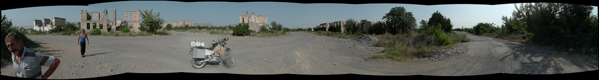 Martuni, Karabahh. Nii palju on siis järel suurest Martuni linnast. Ringi jõlguvad peamiselt materjaliotsijad. Panoraam tuli suhteliselt nigel aga no aimu saab.
