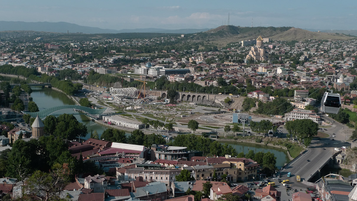Tbilisi, Georgia. Vaade linnale mäenõlvalt kuhu saab ise ronida mööda treppi või sõita gondliga.
