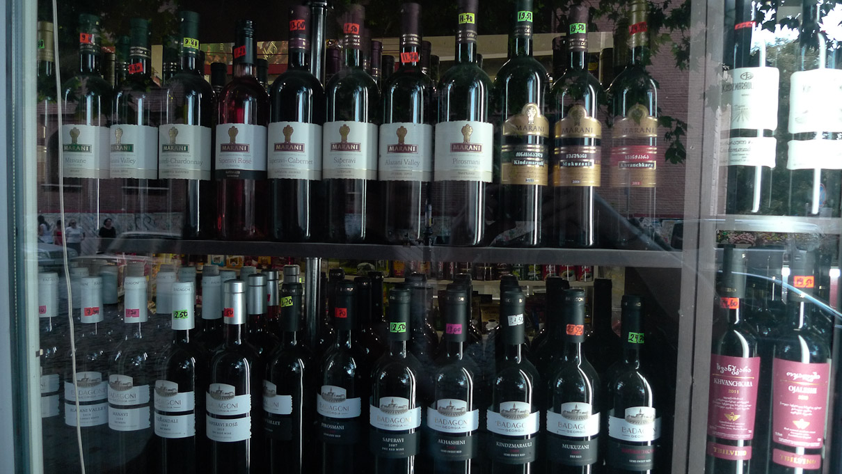 Tbilisi, Georgia. Suurima üllatuse Georgias valmistasid veinide hinnad poes -- hinnad on enam-vähem samad kui samadel veinidel Eestis, mõni asi kallimgi, mõni veidi odavam. Pudelil olev hind tuleb jagada kahega, siis saab hinna eurodes. Kõrge hinna selgitus võib olla ehk see, et iga pere ajab ise veini ja kohalikud joovad rohkem kodukootud kraami või ostavad turult odavat kodust 