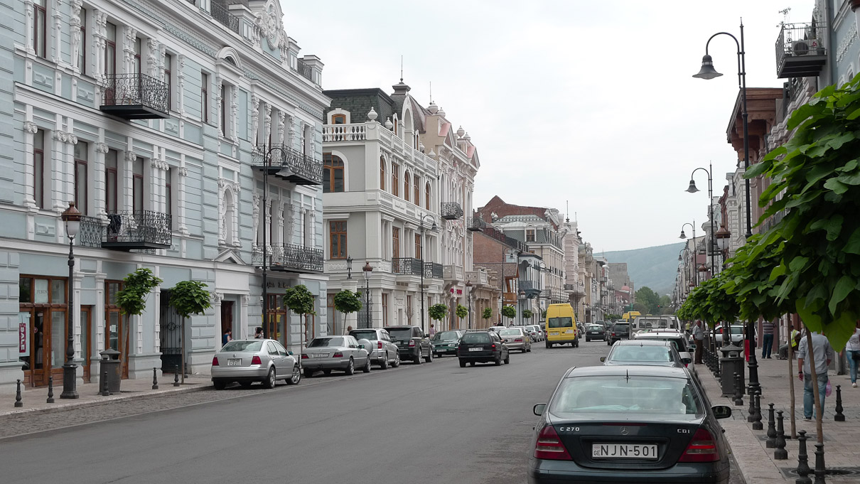 Aghmashenebeli av., Tbilisi, Georgia. See tänav tundub olema hiljuti läbinud restaureerimiskuuri. Vanem Lonely Planet ei piiksatanudki sellest, kuigi siin olid mõned ilusaimad hooned mida Tbilisis nägin.