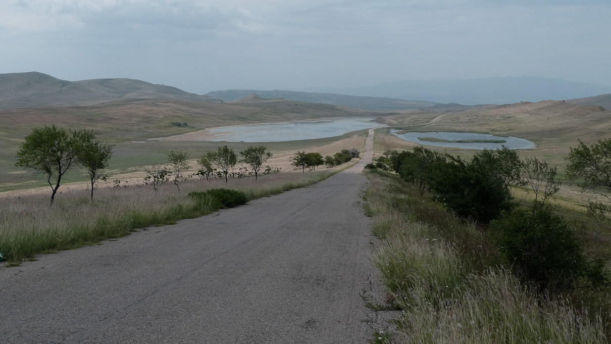 Georgia. Kopatadze ja Jikurebi järved Sagarejo lähistel. Lähemalt vaadates madalad lombid.