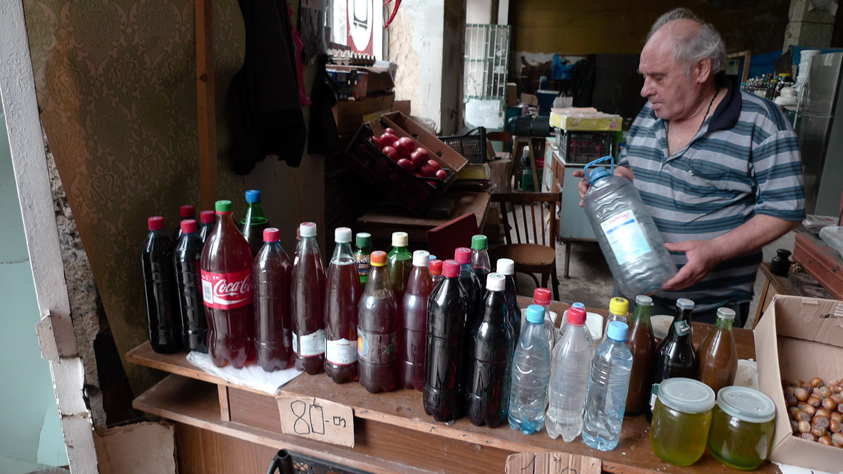 Sighnaghi, Georgia. Siin näha veini- ja tšatšalett turul. Hinnatase on hoopis teine kui poes (ümmarguselt 0,5 eurot valge ja 1 euro punane vein), teine on ka pudelite väljanägemine ja päritolu. ;)