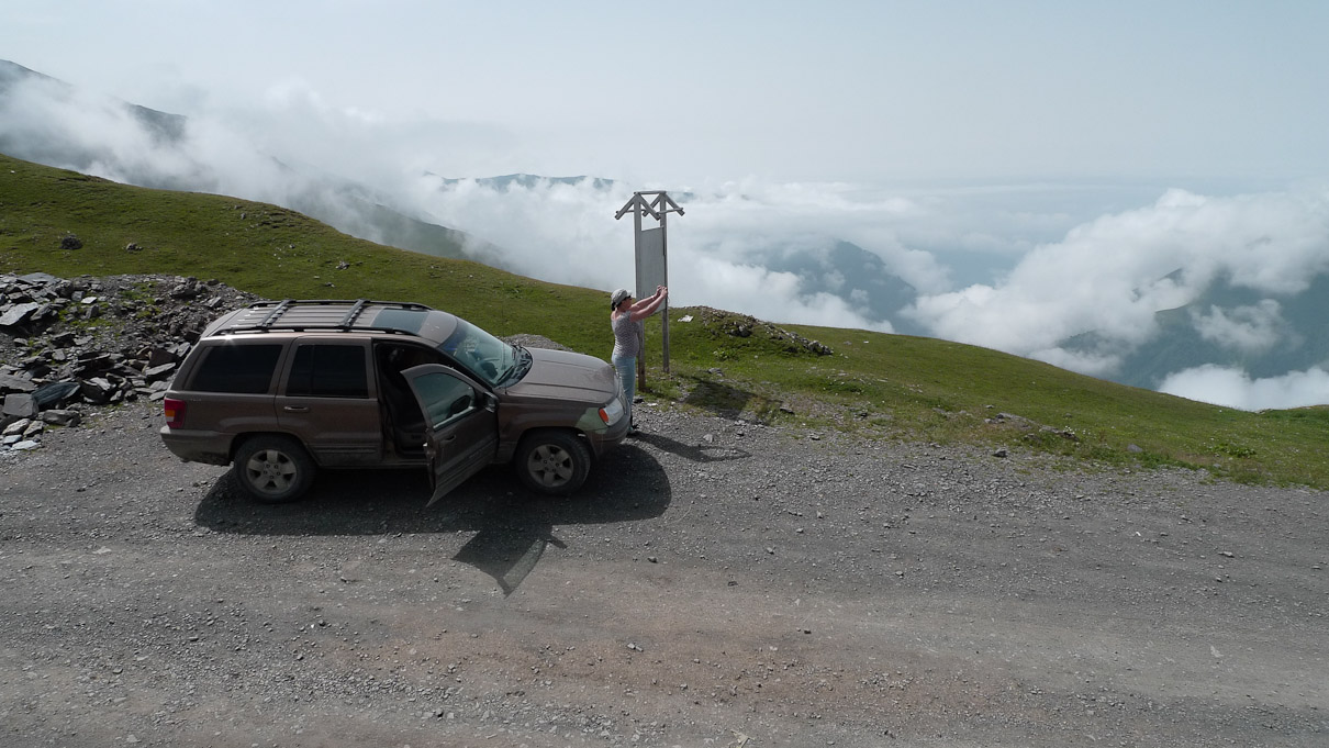 Abano mäekuru (2850m), Tušeti, Georgia. Pilvepealne vaade kurult Alazani oru poole. See mäekuru peaks olema kõrgeim Kaukasuse mäestikku ületav tee, avatud ainult suvel.