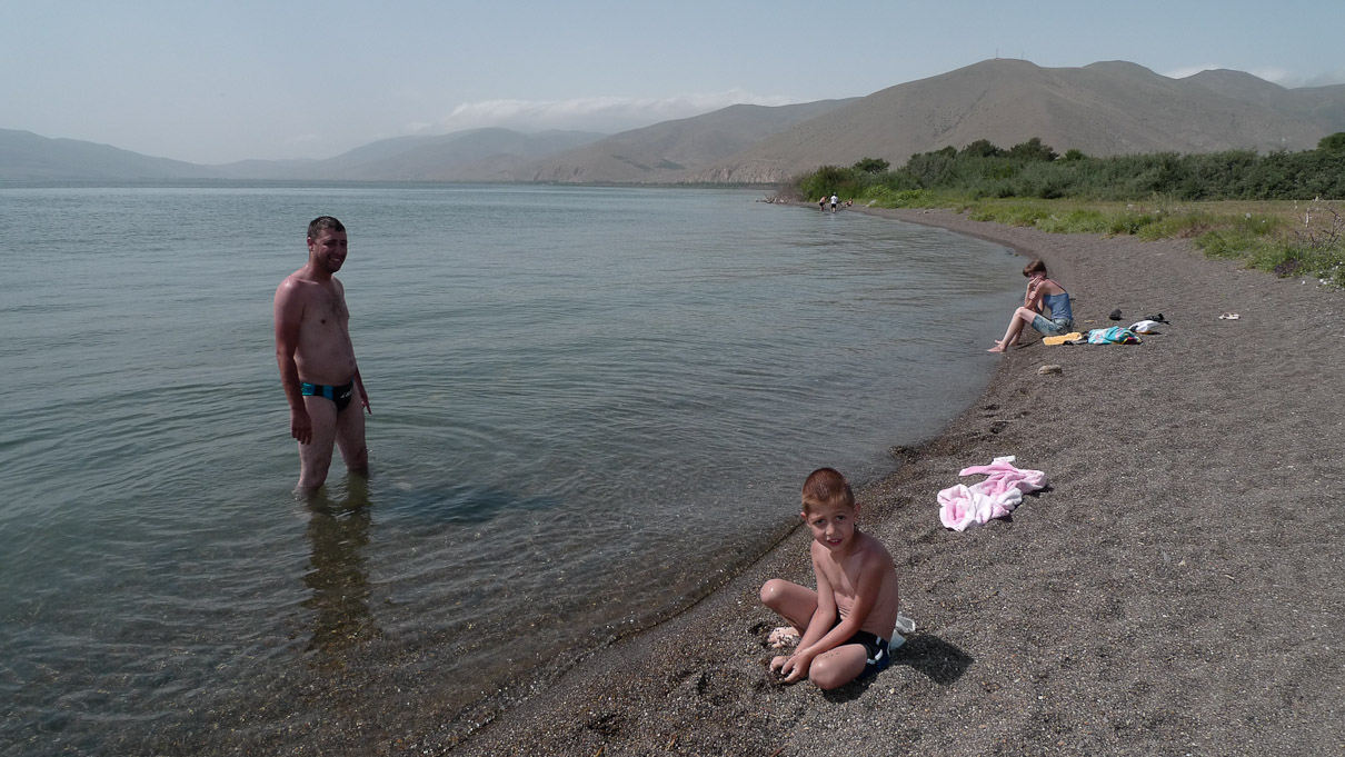 Sevani järv, Armeenia. Aga vaatamata sellele üldiselt negatiivsele olekule leidsin juhuslikult siiski ka ühe fantastilise koha järve ida-kaldal, kus vähe inimesi ja suurepärane ujumiskoht. Selline see Sevani järv kunagi oli, ilus. Pildil noor pere Jerevanist.