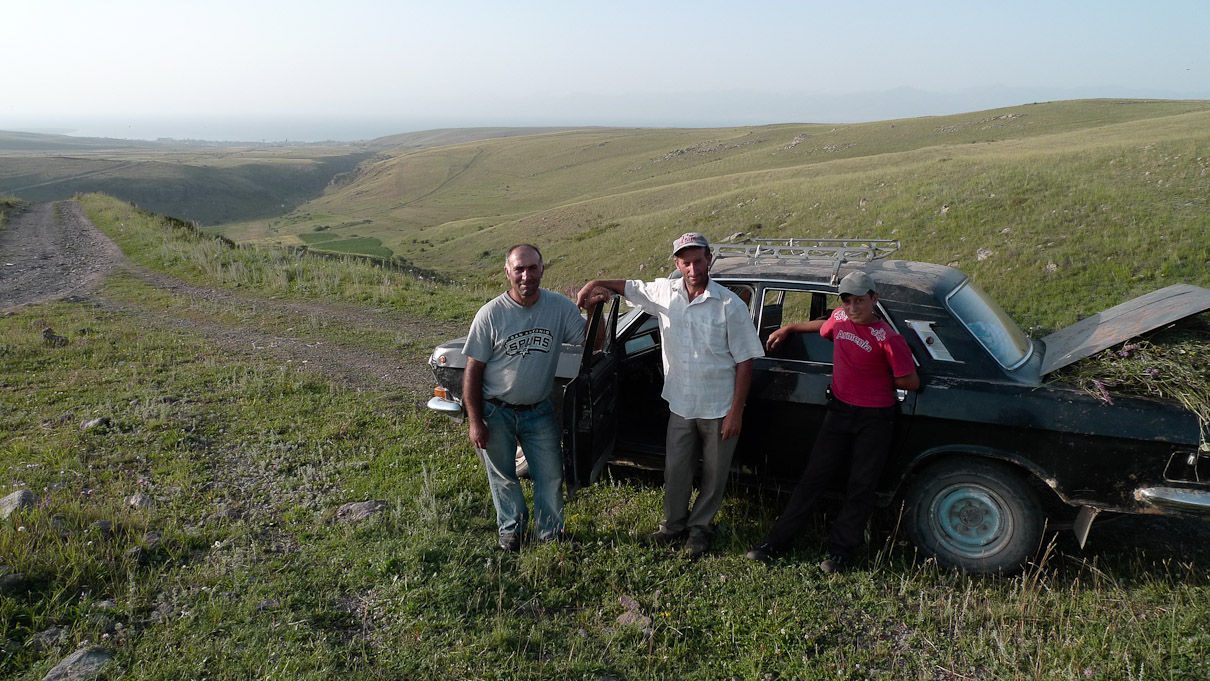 ~Artsvanist, Armeenia. Järve lõunaosas otsisin miljonivaatega telkimiskohta kui need kohalikud 