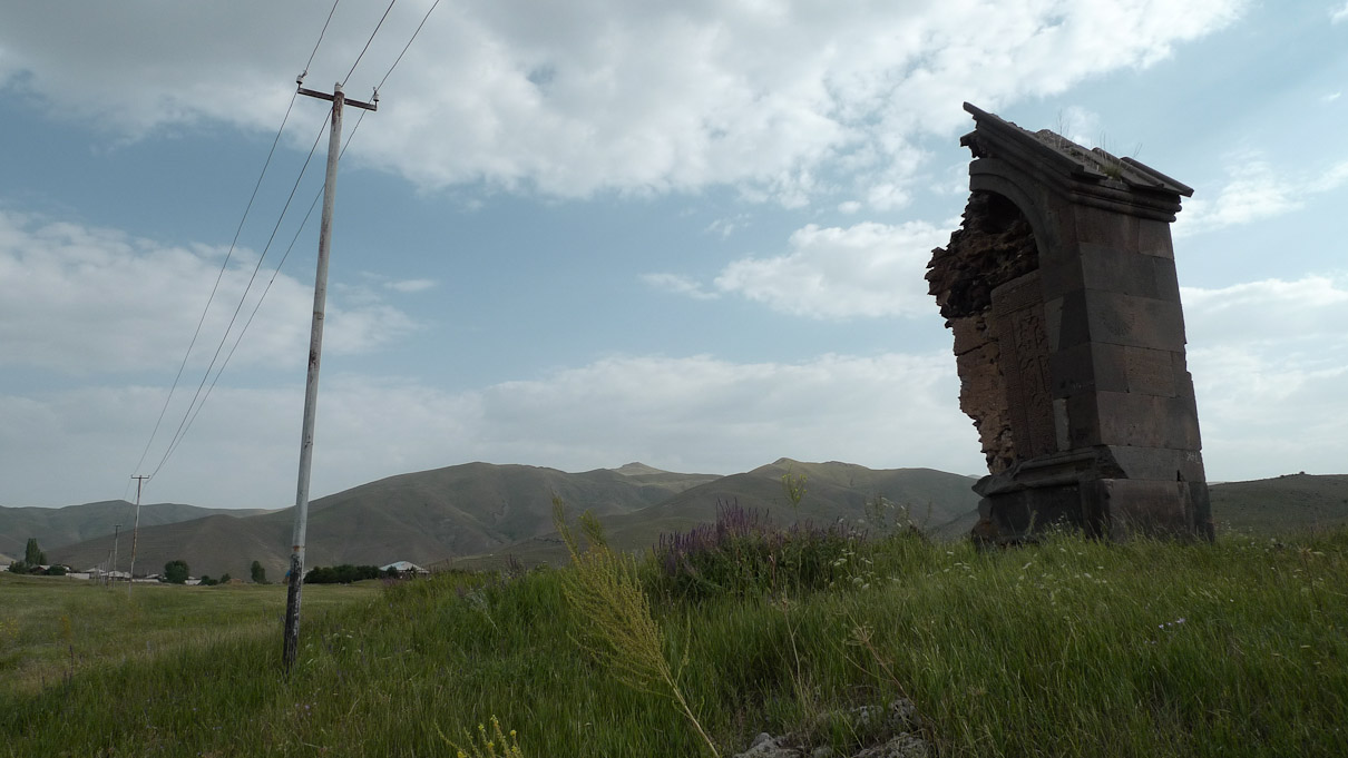 ~Karmrashen, Armeenia. Kõrvalises kohas keset põldu oli selline huvitav fragment vanast kabelist...