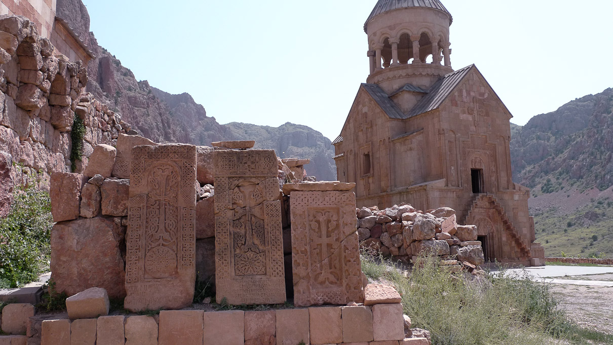 Noravank, Armeenia. Noravank on üks kuulsamaid vanu arhitektuurimälestisi Armeenias, asub üsna Iraani piiri ääres. Huvitav koht, tasub kindlasti külastada, kuid soovitavalt õhtul kui soe valgus langeb kiriku kivinikerdatud fassaadile. Ise käisin kahjuks päevasel ajal mil päike lõõmas.