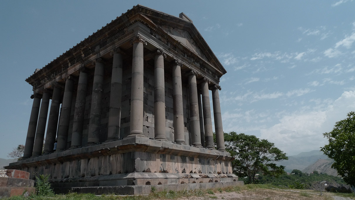 Garni tempel (I sajand), Armeenia. Pühendatud Heliosele, Rooma päikesejumalale. Ehitas Armeenia kuningas Trdat I esimesel sajandil.