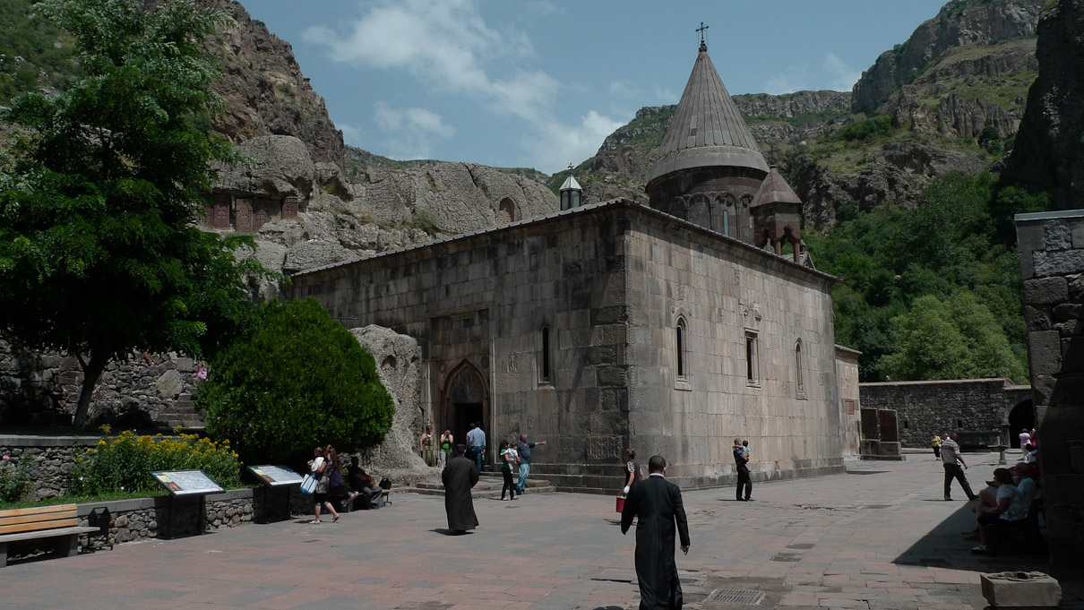 Geghard (IV-XIII s), Armeenia. Geghard oli minu jaoks kõige huvitavam ajaloomälestis sel reisil. Koosneb taas erinevatel aegadel ehitatud kirikutest, osa koobastes.