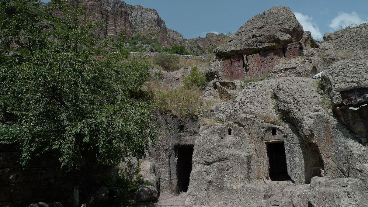 Geghard (IV-XIII s), Armeenia. Siit vasakpoolsest tagasihoudlikst uksest pääseb...
