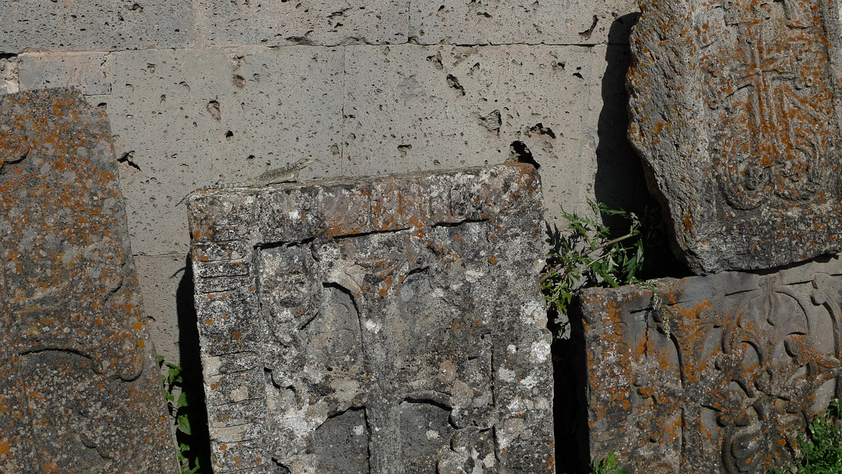 Tatev (IX s), Armeenia. Väike draakon päevitamas vanade hauakivide ehk hatškaride peal.