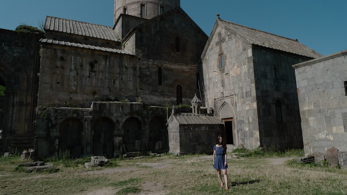 Tatev (IX s), Armeenia. Kloostriaias. Kena tüdruk, kahju et ta lähemale ei tulnud. ;)