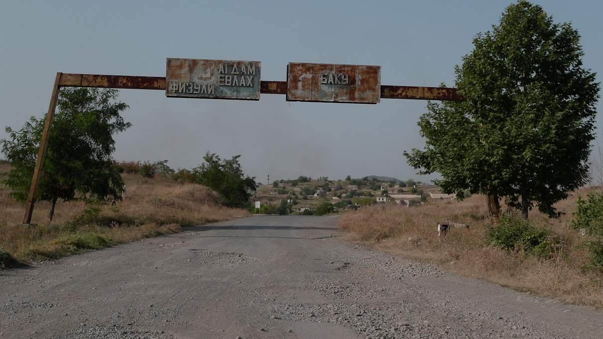 Varanda (Fidžuli), Karabahh. Karabahhi idapiiri iseloomustavaks märksõnaks võib öelda hüljatud. Linnad ja külad on maha jäätud ning sõjast varemeis. Pärast sõda on üle käinud ka metalli- ja materjalikratid, kes viinud viimsegi kasutatava asja. Inimesed ei julge siia elama tulla kuna ametlikku piiri pole ja homme võib see piirkond juba Aserbaidžaanile luuluda.