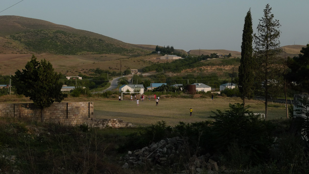 Karabahh. Siiski on mõned üksikud külad kus on ka elu. Künka taga Aserbaidžaan.
