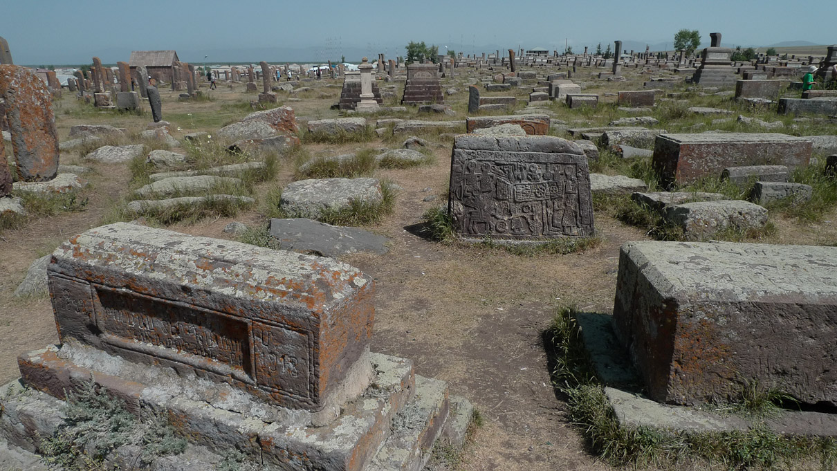 Noratus (IX-XVII s), Armeenia. Noratus Sevani järve lähedal on vana surnuaed, kus ligi 800 hatškari ja hauakivi, lisaks veel ka uuem osa. Suurim säilinud hatškariväli, kuna veel suurem väli mis oli Nahitševani territooriumil Julfas lükati aserbaidžaanlaste poolt buldooseriga tasaseks alles kümmekond aastat tagasi!