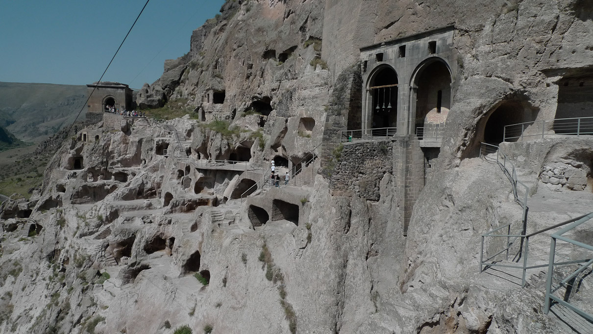 Vardzia, Georgia. Väikeses osas koobastes elavad mungad ka tänapäeval, sinna ligi ei pääse.