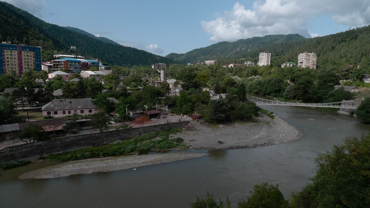 Borjomi, Georgia. Siin kuulsa Borjomi kuurorti uuem osa. Näha mõned sanatooriumid, millest osa on lagunemas ja osades elavad põgenikud Abhaasiast ning mujalt.