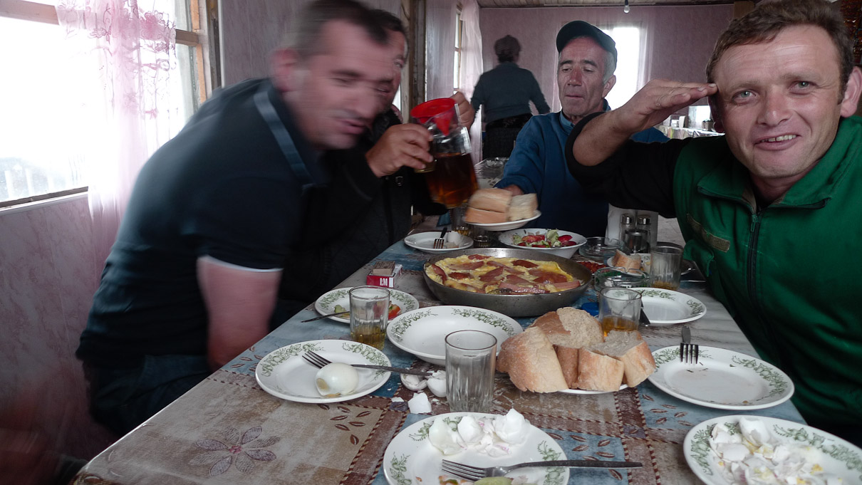 Goderdzi kuru (2025m), Georgia. Mäekurul asuvas sööklas jätkus vennastumine. Esimesena vajusid ära 2 tüüpi kes algselt mulle öömaja olid pakkunud. Hiljem organiseeriti mind siiski ühte koju.